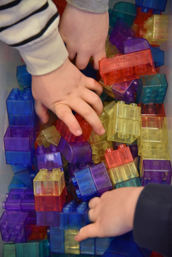 Kinder spielen mit Legobauklötzen