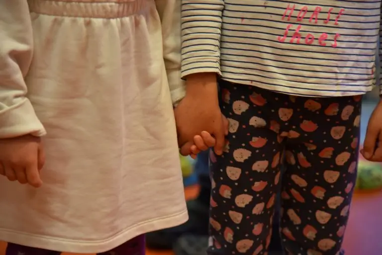 Zwei Kinder Hand in Hand