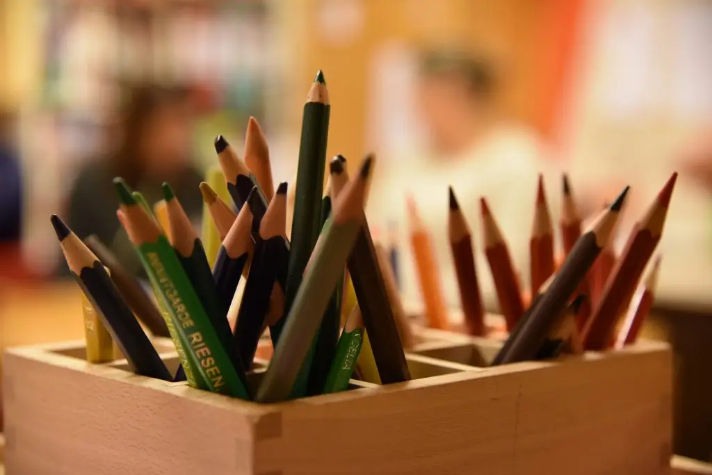 Holzbox mit Buntstiften
