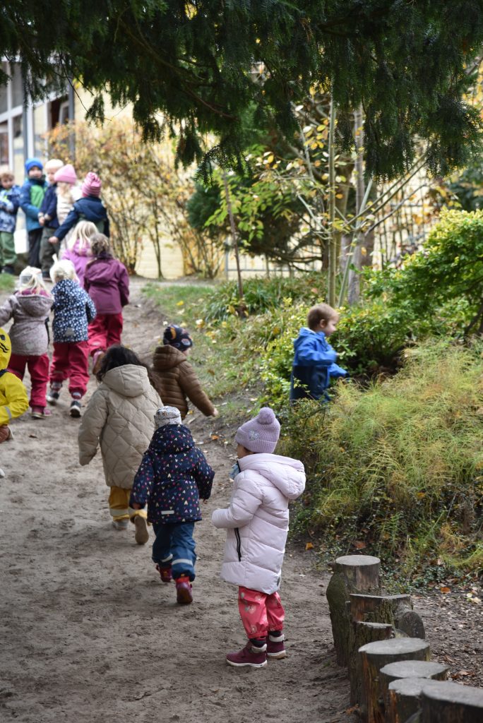 Kinder auf dem Spielplatz der Kita